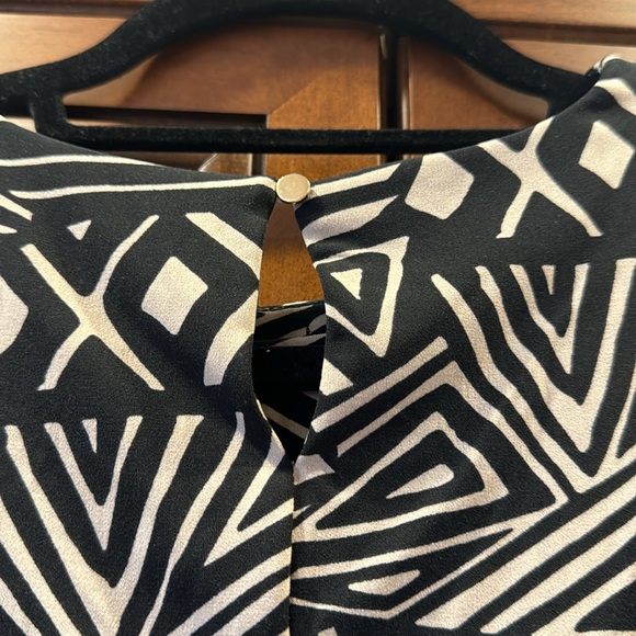 Calvin Klein Geometric Sleeveless Blouse - Picture 6 of 7